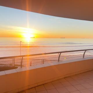 Beachfront bliss! Front row seats on Lagoon Beach - 0