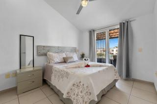 Modern Pool Side, 3 Bdrm House with parking - 9