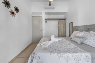 Modern Pool Side, 3 Bdrm House with parking - 8