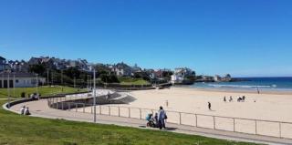 Central Portrush Apt by the Beach -Golf Terrace 4 - 7
