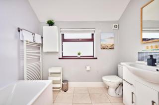 Central Portrush Apt by the Beach -Golf Terrace 4 - 2