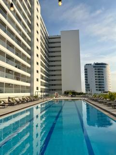 Lovely Suite steps away from the airport and beach - 0