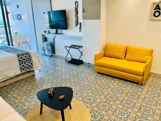 Lovely Suite steps away from the airport and beach - 2