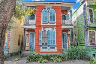 Bright retreat w private balcony & garden views - 5