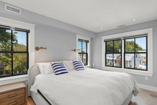 Luxury Condo | Steps to Ferry | Parking + Roofdeck - 4