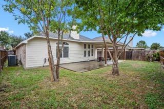 Cypress Gem, Cozy, Central & Pet-Friendly Retreat - 3