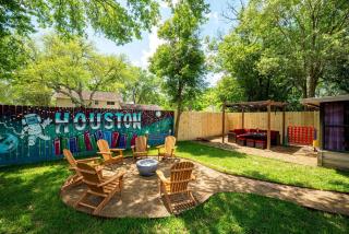 NASA Getaway, Fire Pit, Games & Family - 9