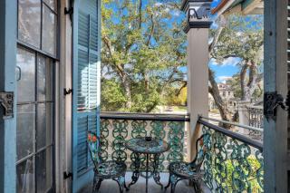 Vibrant retreat w balcony near French Quarter - 4