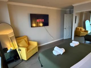 Extra Spacious with a King Bed Sauna Pool & Jacuzzi - 3