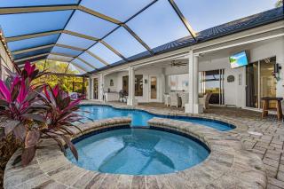 Gorgeous waterfront home with electric heated pool & spa - Villa Soleil - 0