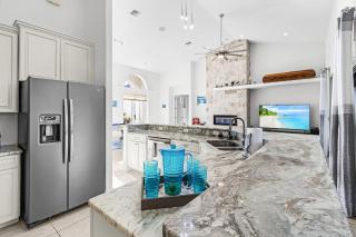 Gorgeous waterfront home with electric heated pool & spa - Villa Soleil - 4