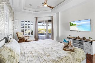 Gorgeous waterfront home with electric heated pool & spa - Villa Soleil - 1