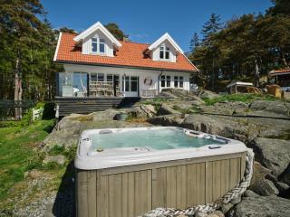 Beachfront Gem With Outdoor Kitchen In Hvaler - 8