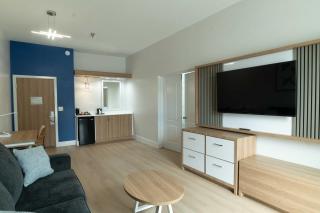 Clarion Inn & Suites Central Clearwater Beach - 9