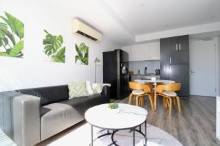 Up High on High Street - Free Parking - 1