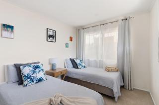 Walk to lake and beach home in Sunshine Coast - 3