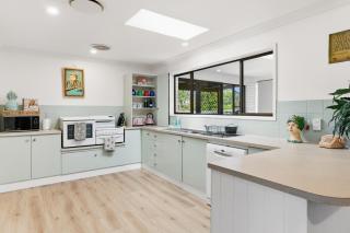 Walk to lake and beach home in Sunshine Coast - 1