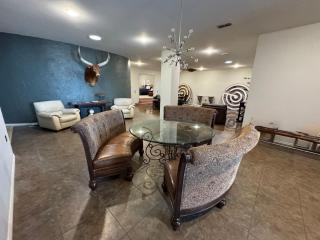 3 King 1 Queen 3,200 sq ft 2 and half bath Weekly tidy up included - 2