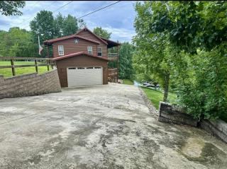 Lakefront Covered Dock Fire pit Sleeps 12 - 9