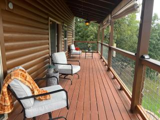 Lakefront Covered Dock Fire pit Sleeps 12 - 2