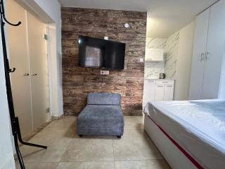 Studio with Terrace & Free Parking - 7