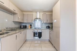 Spacious 4-Bed Home Near Cribbs & Bristol - 7