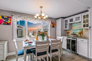 Pet-Friendly Beachside Condo + Parking on Comm St - 8