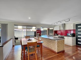 Spacious 5-Bed House in Coastal Halls Head - 9