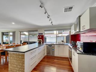 Spacious 5-Bed House in Coastal Halls Head - 8