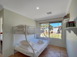 Spacious 5-Bed House in Coastal Halls Head - 3