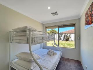 Spacious 5-Bed House in Coastal Halls Head - 4