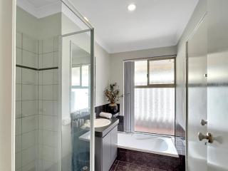 Spacious 5-Bed House in Coastal Halls Head - 1