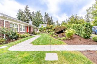 Charming & Spacious Lakewood Retreat with 4BR2BA - 4