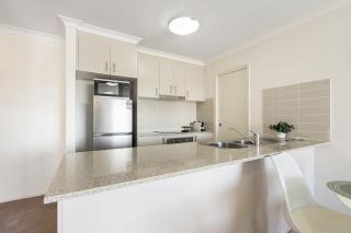 Relaxed 2BR 2BTH Apartment with Balcony & Parking - 7