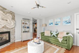 Bright and Modern Condo w/ Patio, Parking, AC - 5