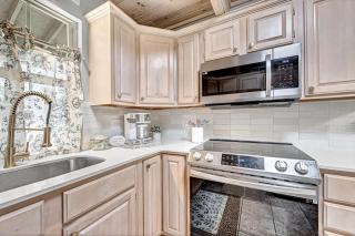 The Oak Cottage- Charming Downtown Family Retreat in the Heart of Siloam Springs - 3