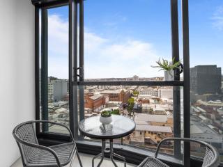 Valley Getaway - Rooftop Pool - Parking - Sleeps 6 - 4