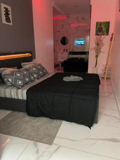 Suite Zen Amaryllis Jacuzzi TV Integrée Clim Wifi Béziers Centre Arrivée Autonome 24h24 - 6