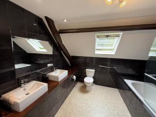 Luxury rural farmhouse retreat ideal for families with a jacuzzi hot tub - 1