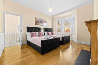 3 Bedrooms Elegant Homely House, Sleeps 6 Comfortably with 4 Double Beds, Newcastle, Free Street Parking, Business Travellers, Contractors, & Holiday Goers, Near all Major Transport Links in Newcastle & City Centre - 3