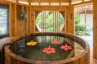 Island Breeze - Round House with BBQ - Wooden Hot Tub - Beach - 0