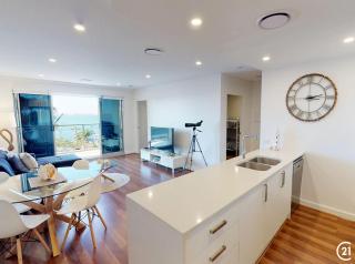 Stunning Water Views and Top Floor Unit - 4