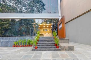 Super Townhouse OAK Banjara Hills Hyderabad - 2