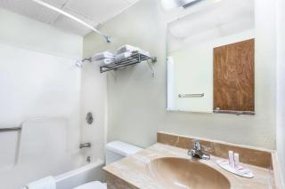 Days Inn by Wyndham Warrensburg - 6