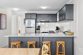 Beachfront Luxury 3BR Newport Apartment Sea & Marina Views - 7