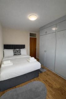 Cosy 2-Bed Flat in the Heart of Prestwich Village - 5