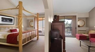 Ramada by Wyndham Monument - 3