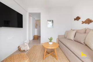 Rooftop Hideaway w Large Private Patio near Metro - 4