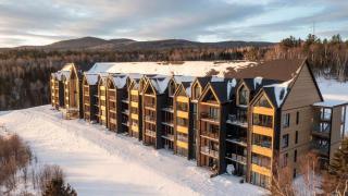 Elegant Condo - Balcony Pool & Stunning View - 8