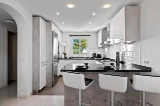 Shiny 2BR Apt with Views, Pool, Great Location - 4